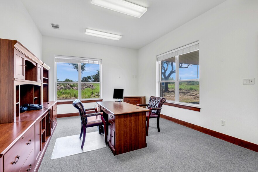 More Photos Of 10490 TX-29, Burnet Office For Sale