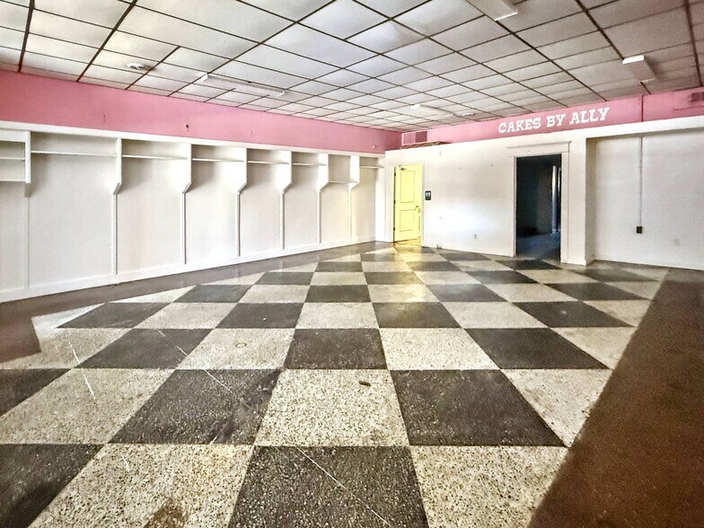 More Photos Of 109 W Monroe St, Herrin Storefront Retail Residential For Lease