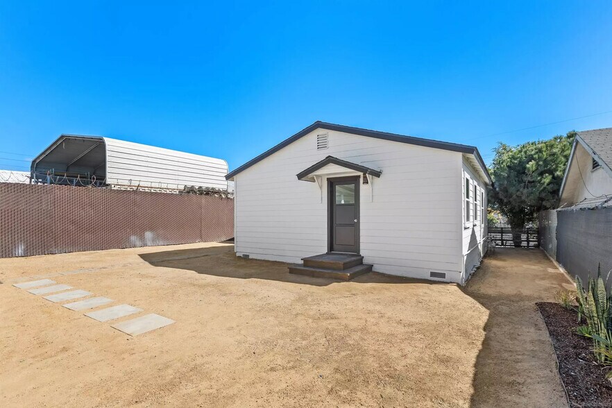 More Photos Of 2740-2742 Main St, San Diego Contractor Storage Yard For Sale