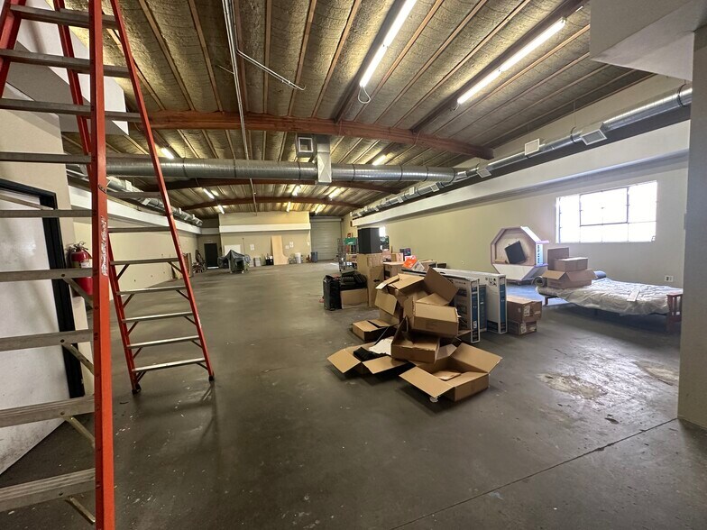 More Photos Of 19779 Bahama St, Northridge Warehouse For Lease