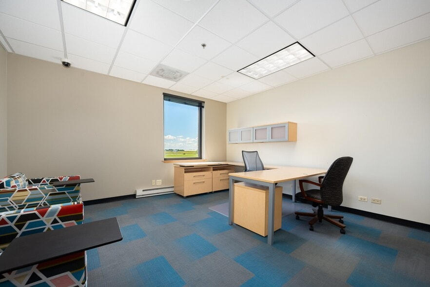 More Photos Of 10700 W Higgins Rd, Rosemont Office For Sale