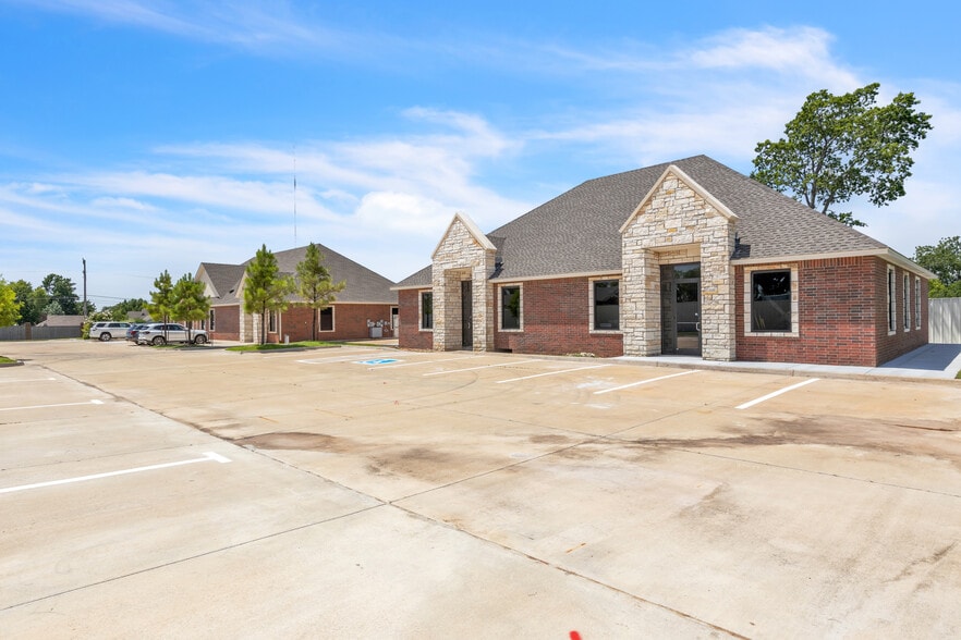 More Photos Of 207 E. Memorial Road, Oklahoma City Medical For Lease