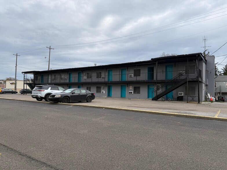 More Photos Of 111 W 12 Mile Rd, Royal Oak Hotel For Sale