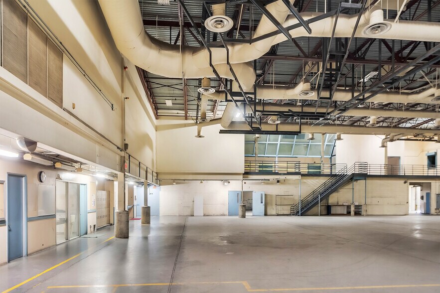 More Photos Of 750 N Gene Autry Trl, Palm Springs Showroom For Sale