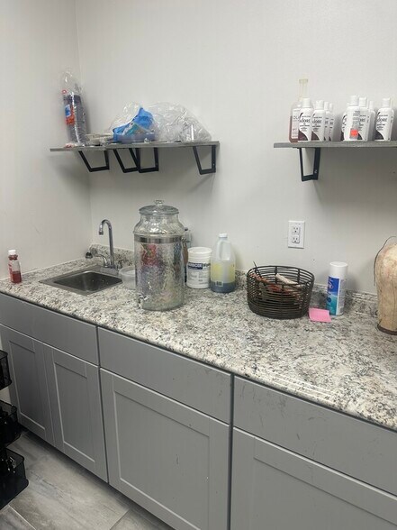 More Photos Of 6809-6815 Southwest Fwy Hov Ln, Houston Unknown For Lease