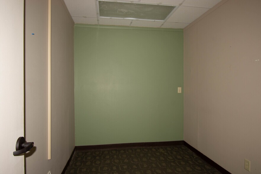 More Photos Of 1401 Applewood Dr, Dalton Medical For Lease