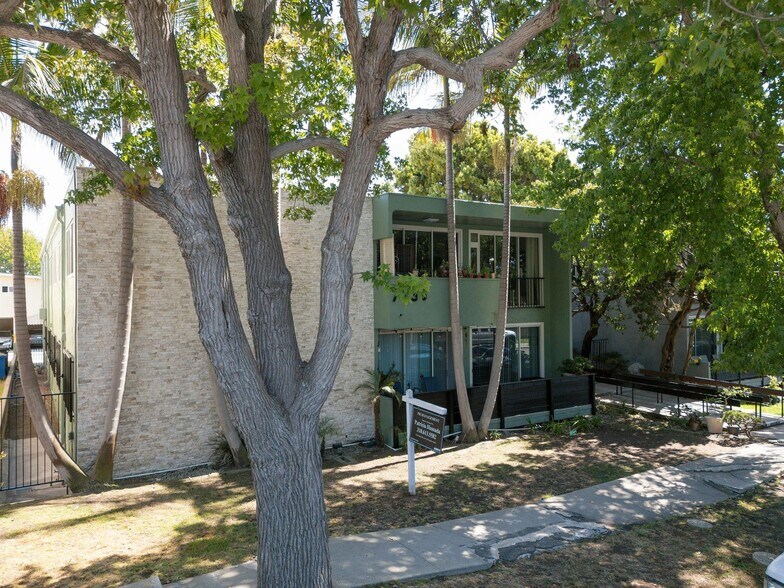 More Photos Of 7736 Paseo del Rey, Venice Apartments For Sale