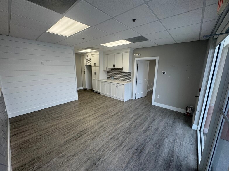 More Photos Of 787 Commerce Dr, Venice Warehouse For Lease