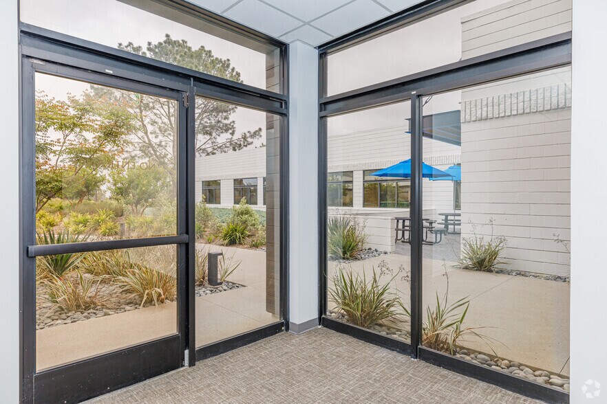 More Photos Of 11085 N Torrey Pines Rd, La Jolla Unknown For Lease