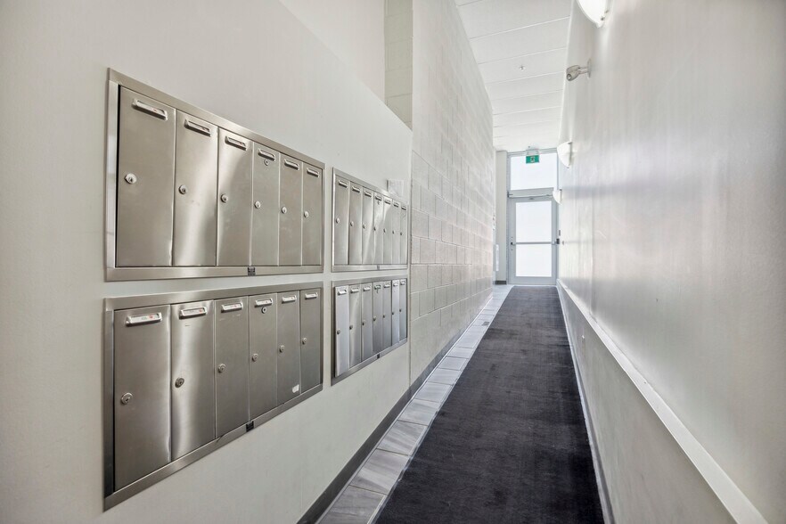 More Photos Of 335 College St, Toronto Apartments For Sale