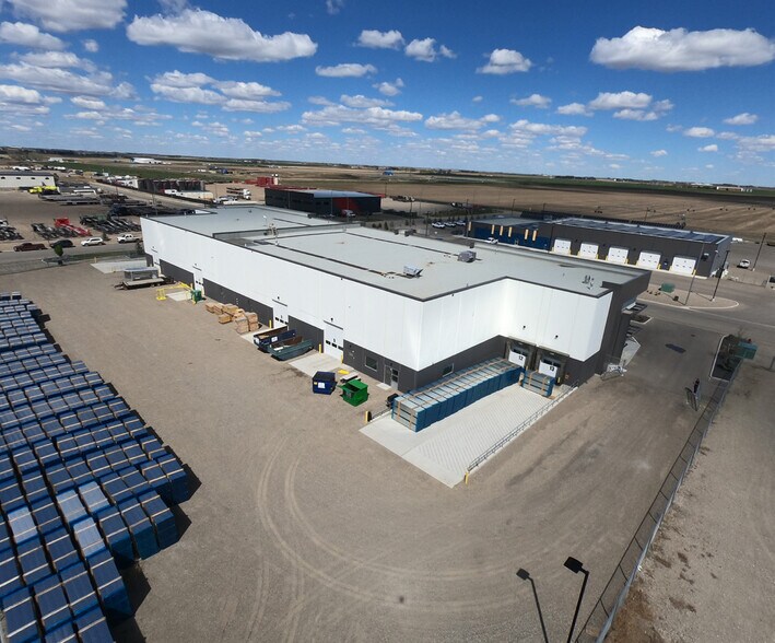 More Photos Of 1027 11 Ave, Coaldale Warehouse For Lease