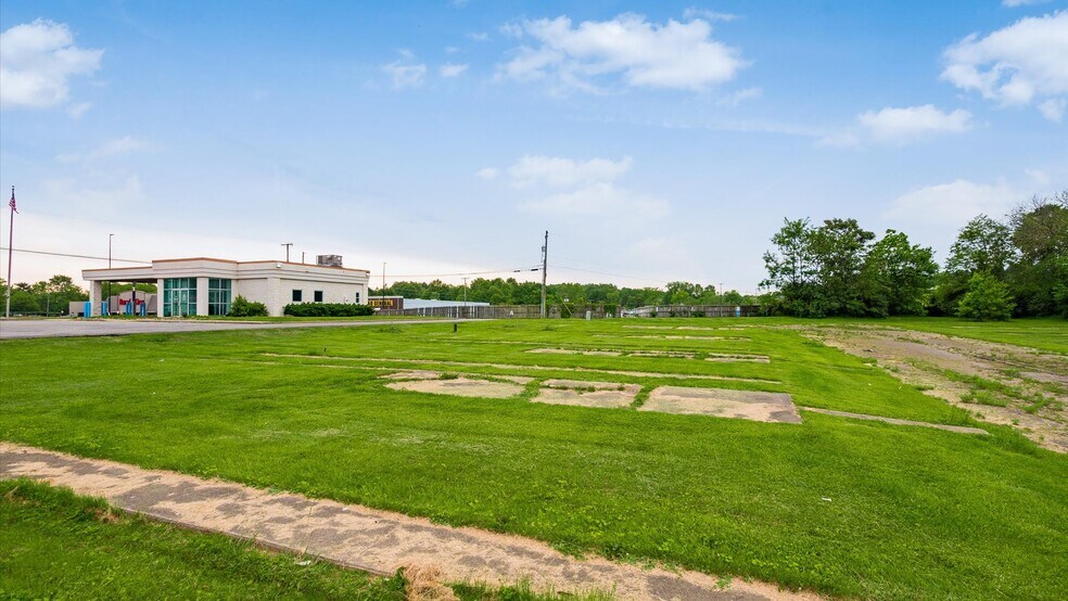 More Photos Of 2810 Maysville Pike, Zanesville Bank For Sale