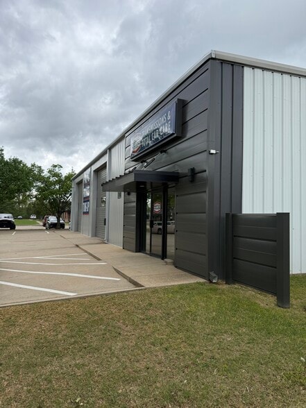 More Photos Of 822 N Creek Dr, Conway Auto Repair For Lease