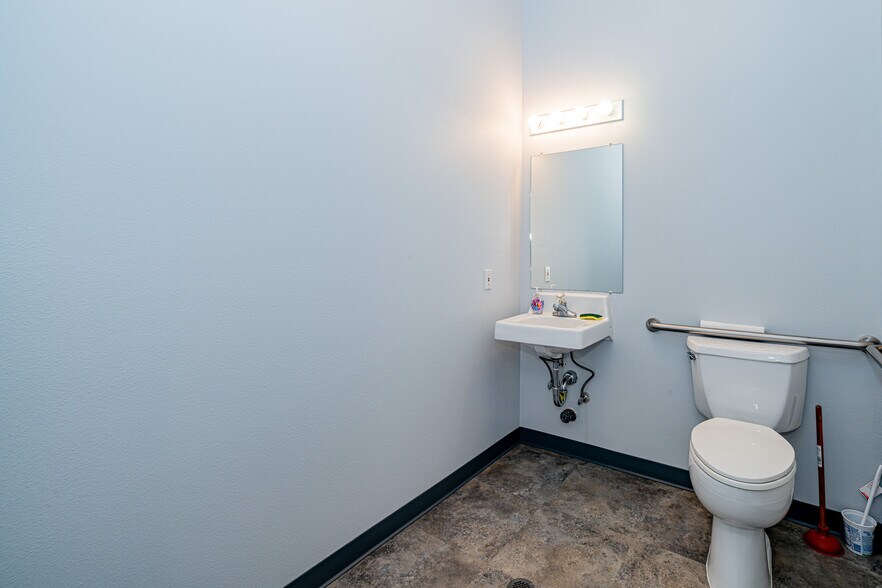 More Photos Of 35082 Kenai Spur Hwy, Soldotna Office For Sale