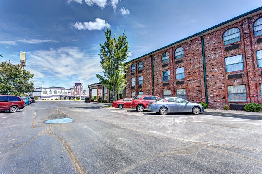 More Photos Of 3257 Shepherd of the Hills Expy, Branson Hotel For Sale
