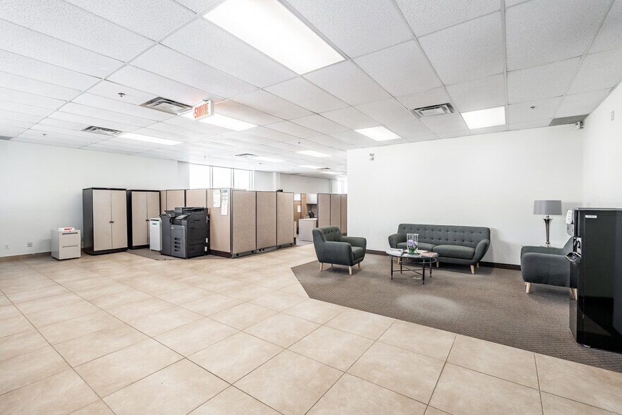 More Photos Of 9490-9490 Boul Henri-Bourassa W, Saint-Laurent Flex For Sale