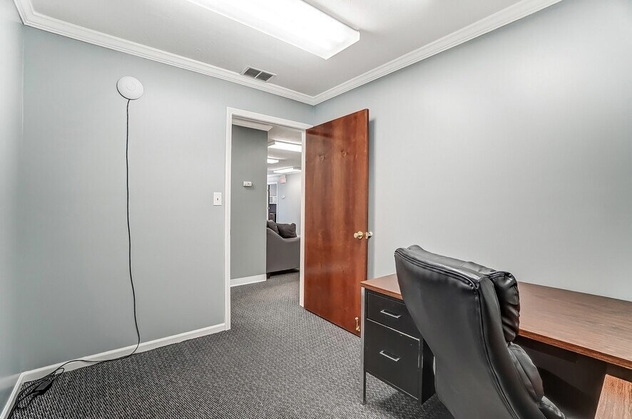 More Photos Of 146 N Breiel Blvd, Middletown Medical For Sale