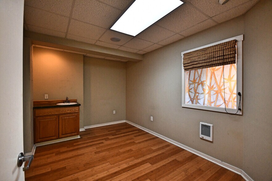 More Photos Of 1012 Trevitt St, The Dalles Showroom For Sale