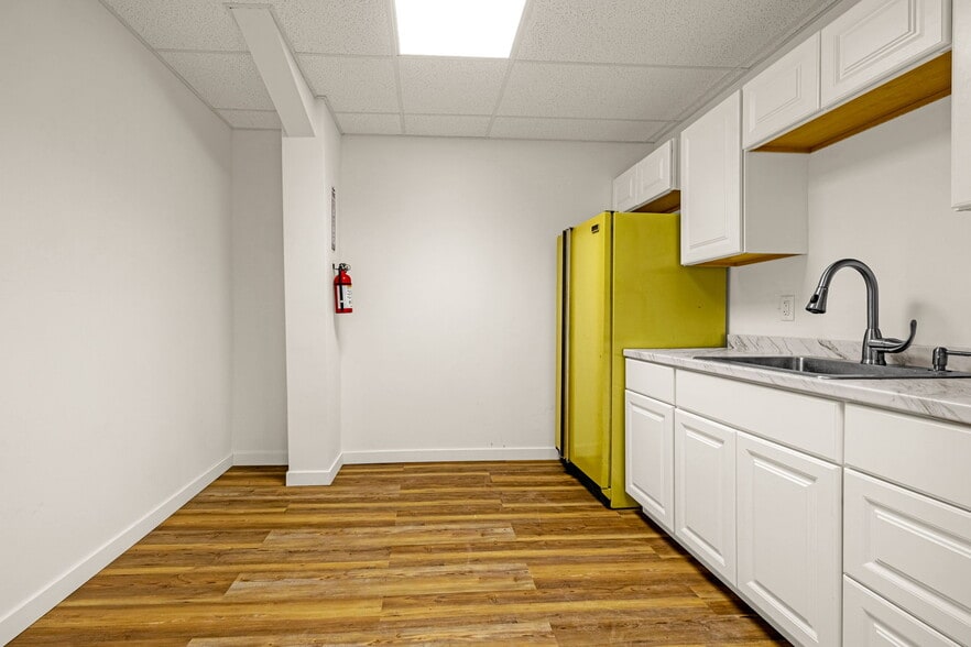 More Photos Of 282 Malibu St, Castle Rock Light Manufacturing For Sale