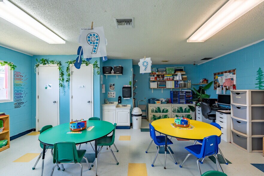 More Photos Of 522 NW Turner Rd, Lake City Daycare Center For Sale