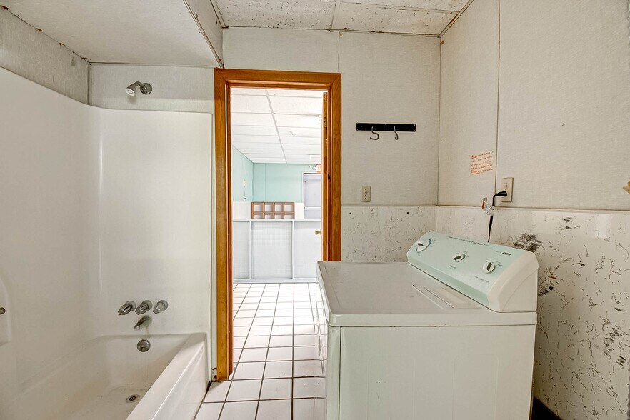 More Photos Of 3019 Dickinson Ave, Dickinson Freestanding For Sale