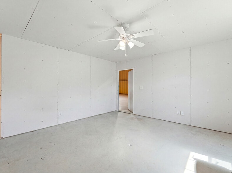 More Photos Of 117 Business Dr W, Kerrville Warehouse For Sale