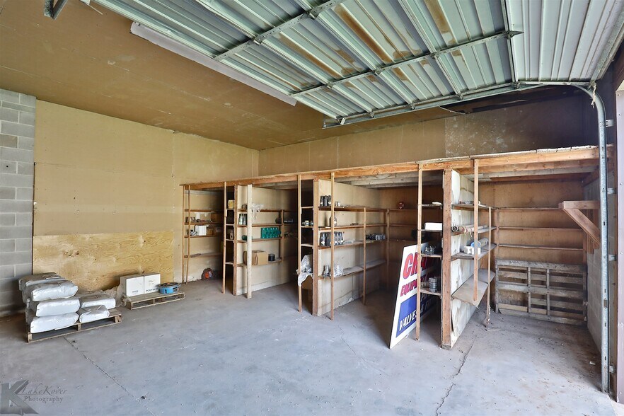 More Photos Of 411 E South 11th St, Abilene Warehouse For Lease
