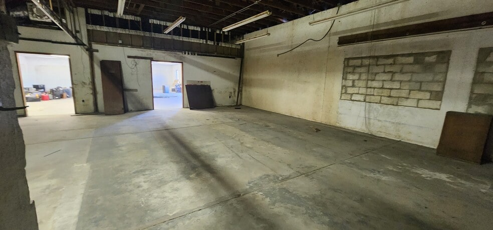 More Photos Of 284 S Center St, Pierson Auto Repair For Lease