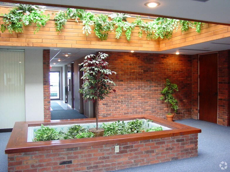 More Photos Of 2670 S Ashland Ave, Green Bay Office For Lease