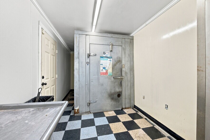 More Photos Of 346 W Jones St, Trenton Service Station For Lease