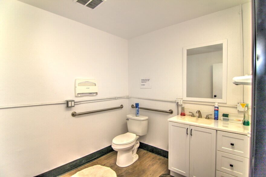 More Photos Of 4125 Market St, Ventura Light Manufacturing For Sale