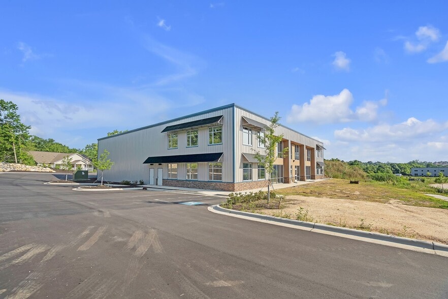 More Photos Of 1703 Roundrock Dr, Raleigh Flex For Lease