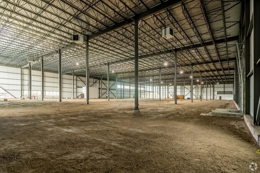 More Photos Of 8100 Rue Armand-Viau, Québec Industrial For Lease