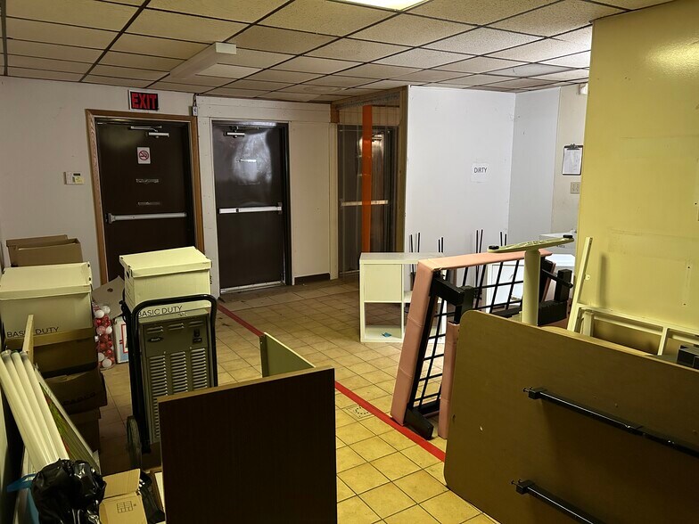 More Photos Of 418 3rd Ave, Ford City Light Distribution For Lease