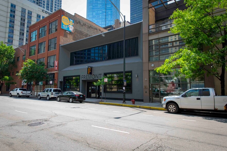 More Photos Of 15 W Illinois St, Chicago Storefront Retail Office For Lease