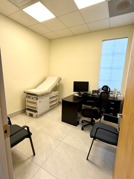 More Photos Of 1300 City View Ctr, Oviedo Office For Lease