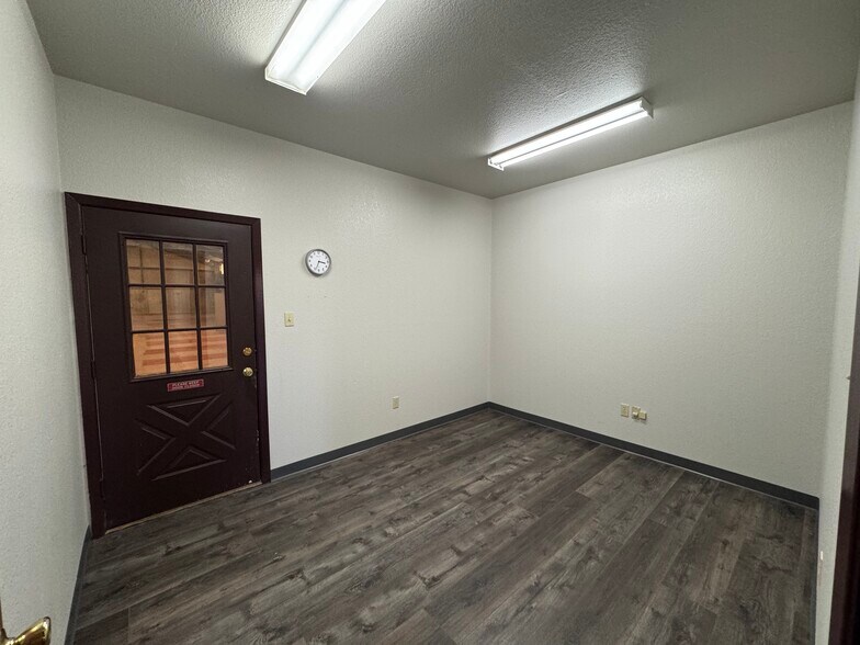 More Photos Of 27703 Calvert Rd, Tomball Warehouse For Lease