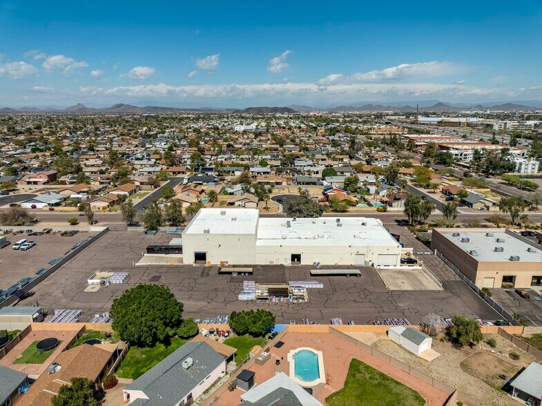 More Photos Of 2727 W Grovers Ave, Phoenix Warehouse For Lease