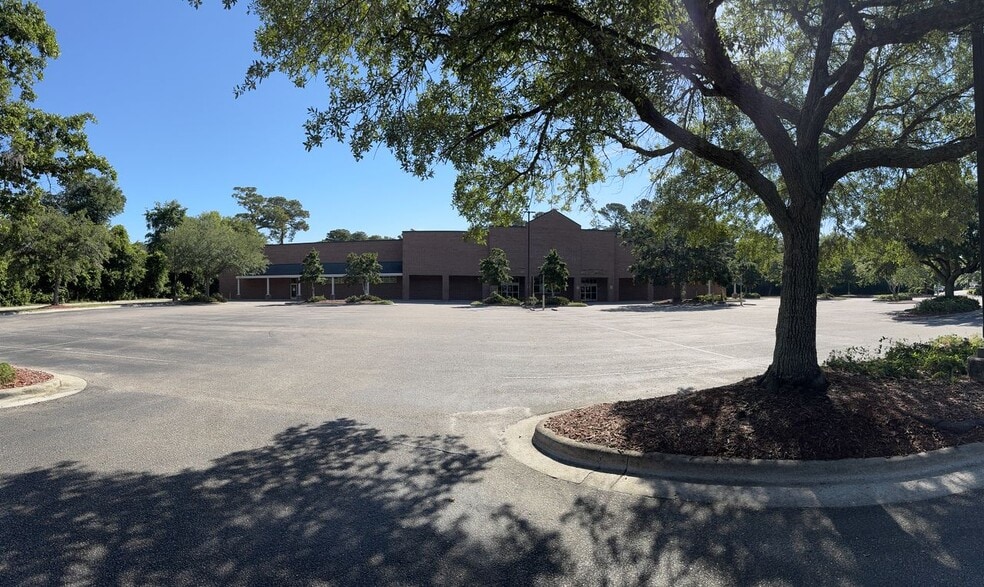 More Photos Of 805 Pine Grove Dr, Wilmington Supermarket For Lease