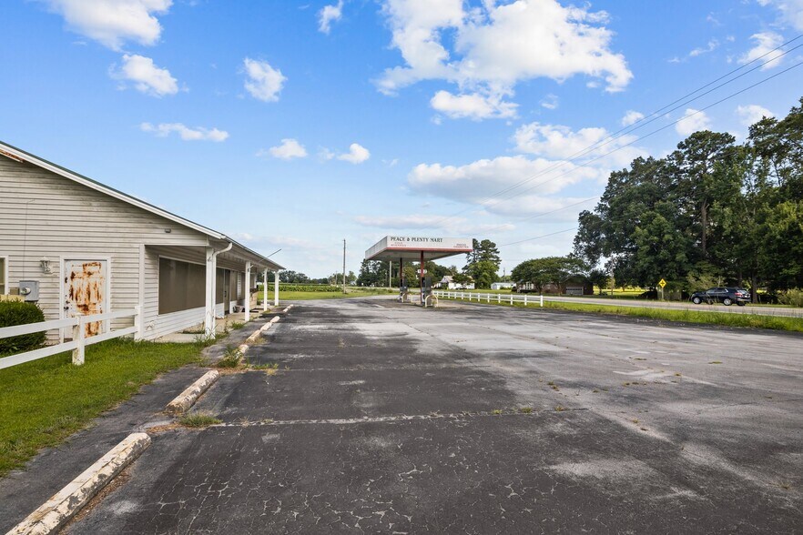 More Photos Of 3560 NC Hwy 43 Hwy N, Vanceboro Convenience Store For Sale