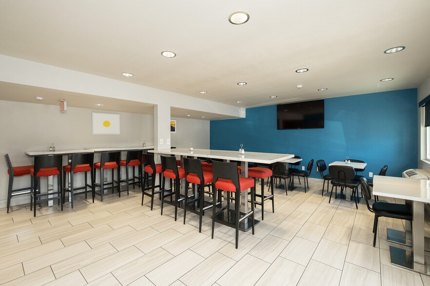 More Photos Of 6090 N Blackstone Ave, Fresno Hotel For Sale
