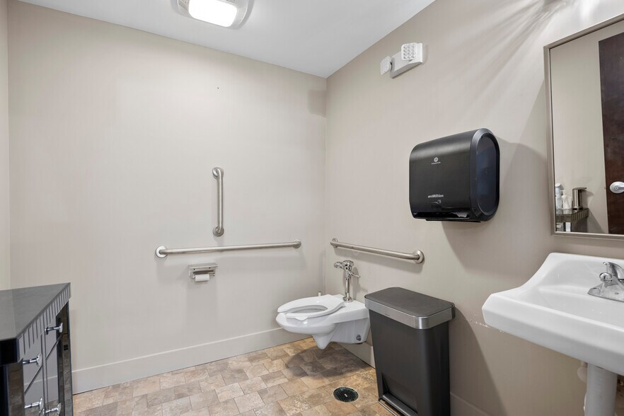 More Photos Of 22 Clinton Ave, Albany Office For Sale