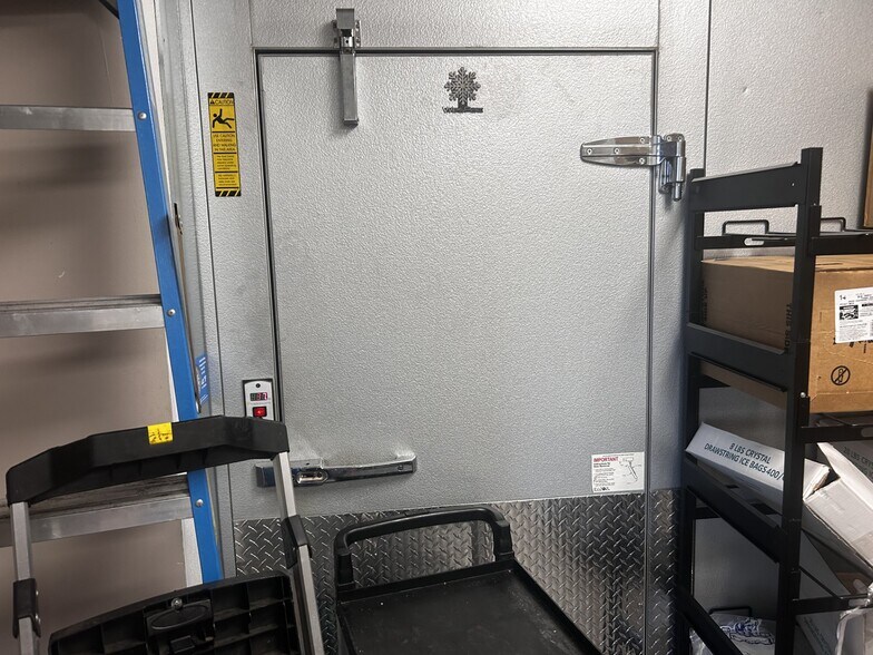 More Photos Of 6782 Herndon Ave, Fresno General Retail For Sale