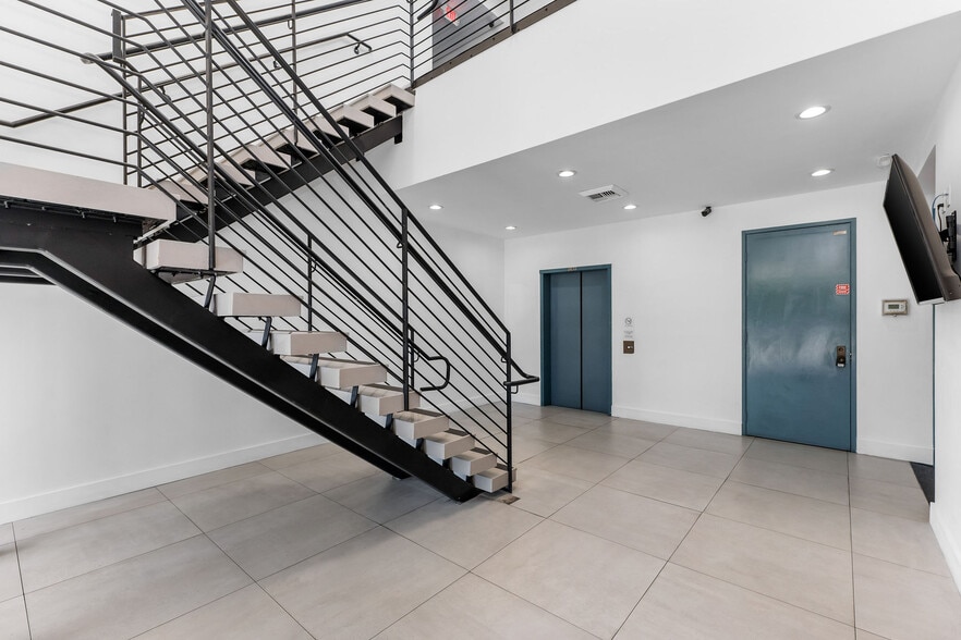 More Photos Of 5535-5551 Balboa Blvd, Encino Loft Creative Space For Lease