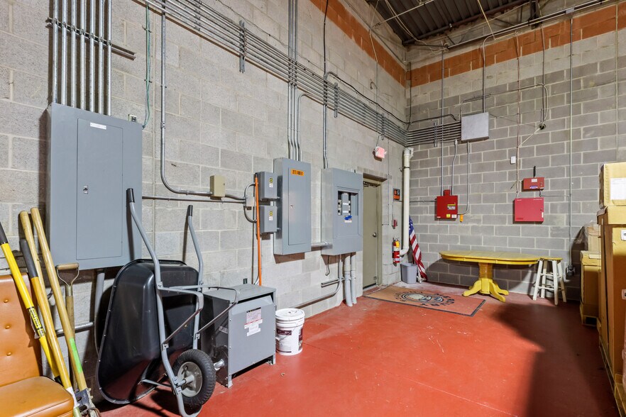 More Photos Of 16172 Imperial Pky, Strongsville Service For Sale