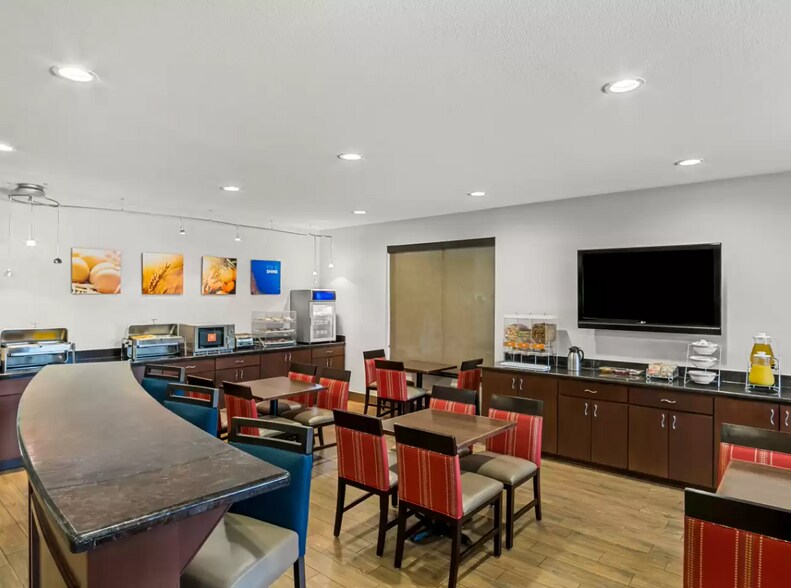 More Photos Of 200 Centennial Blvd, Lindale Hotel For Sale