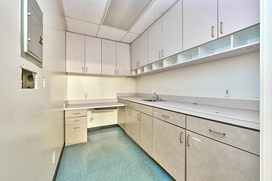 More Photos Of 1300 W 155th St, Gardena Medical For Lease