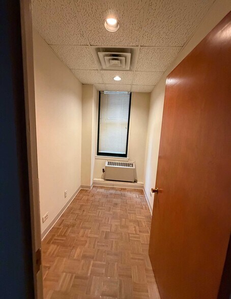 More Photos Of 111 N Wabash Ave, Chicago Office For Sale