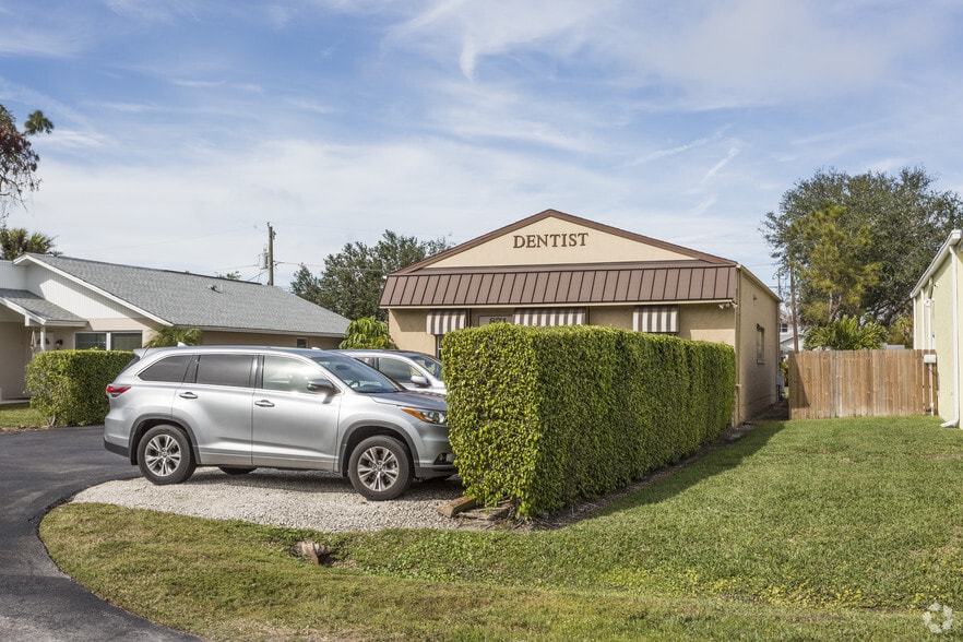 More Photos Of 871 106th Ave N, Naples Medical For Sale