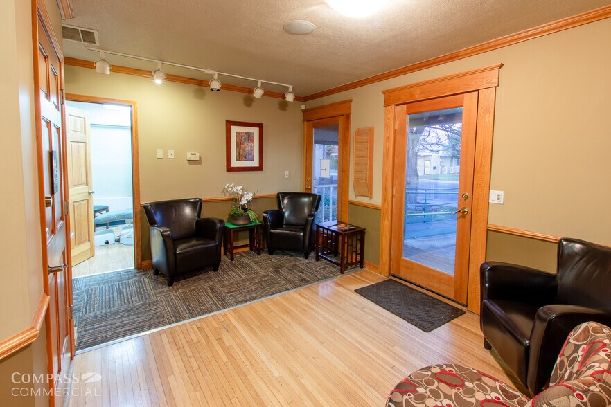 More Photos Of 207 NW 6th St, Redmond Medical For Sale